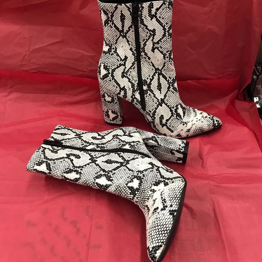Black and white snakeskin print ankle boots, size 38.